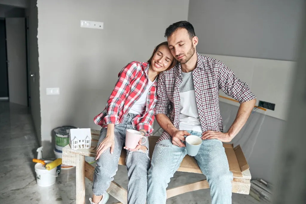 Couple se reposant pendant des travaux de rénovation